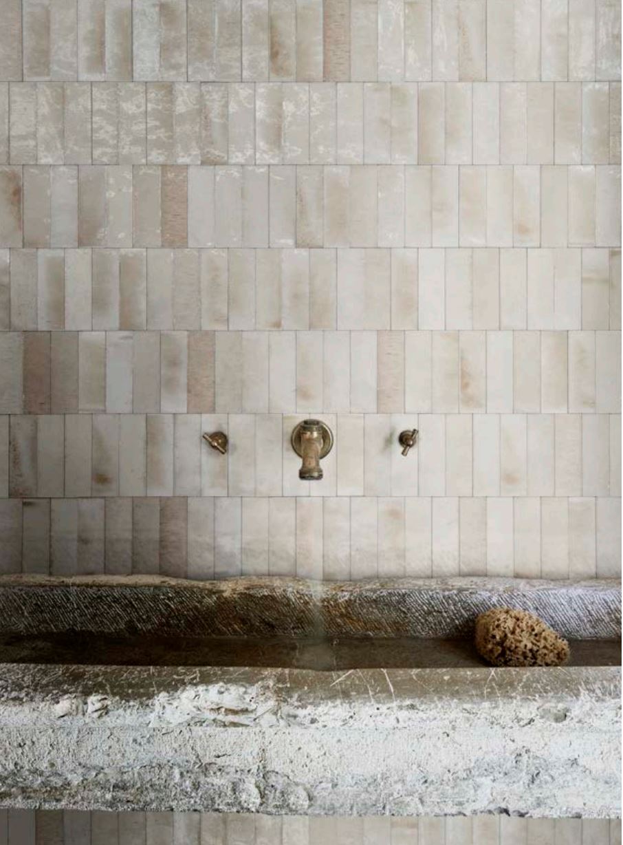 Gleeze Beige Scene Pic 1